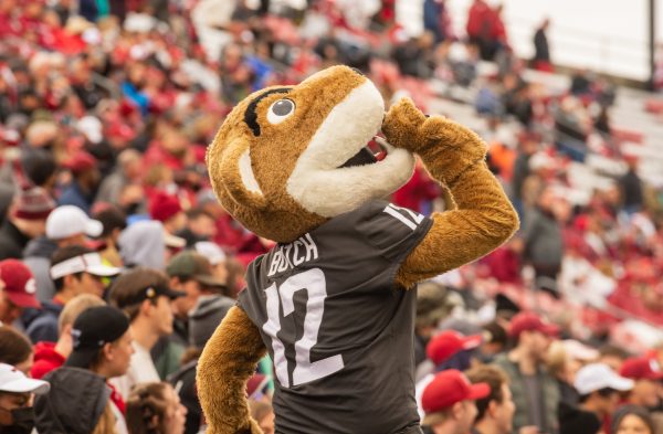 Butch T. Cougar encourages fans on Sept. 30, 2021.  Photographed by Frankie Beer.
